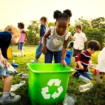 Kids,Learning,How,To,Recycle,Trash